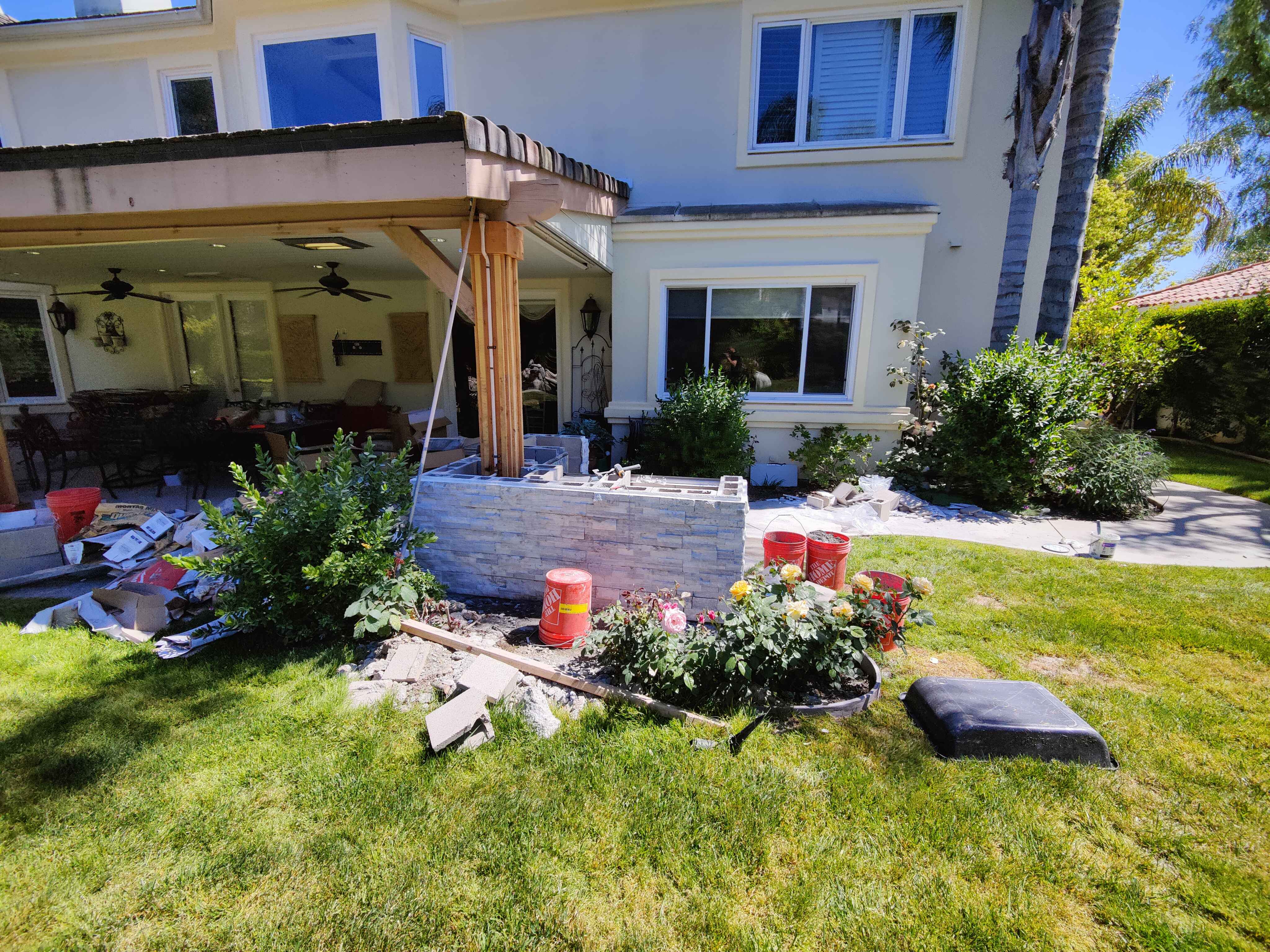 Pergola with outdoor kitchen built by Bravo Services